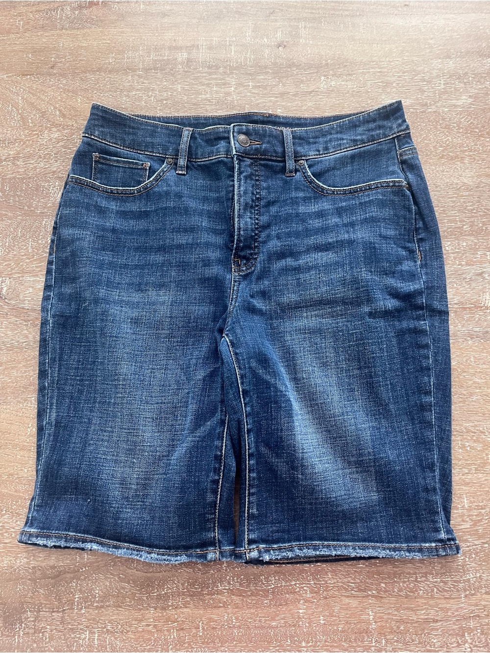 Chico's So Slimming Girlfriend Shorts! Size 0.5= Women’s Size 6